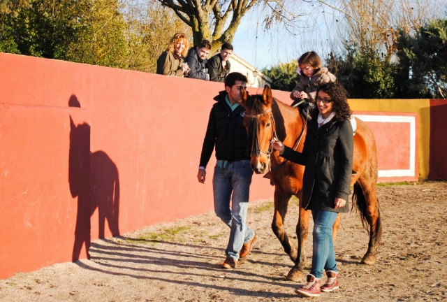 Paseando a la peque a caballo